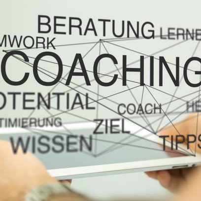 Begriffe wie Coaching, Potential und Tipps auf einem Tablet dargestellt.